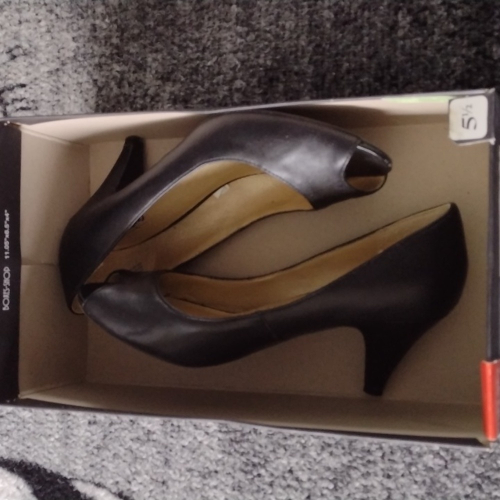 Black peep toe pumps 5.5